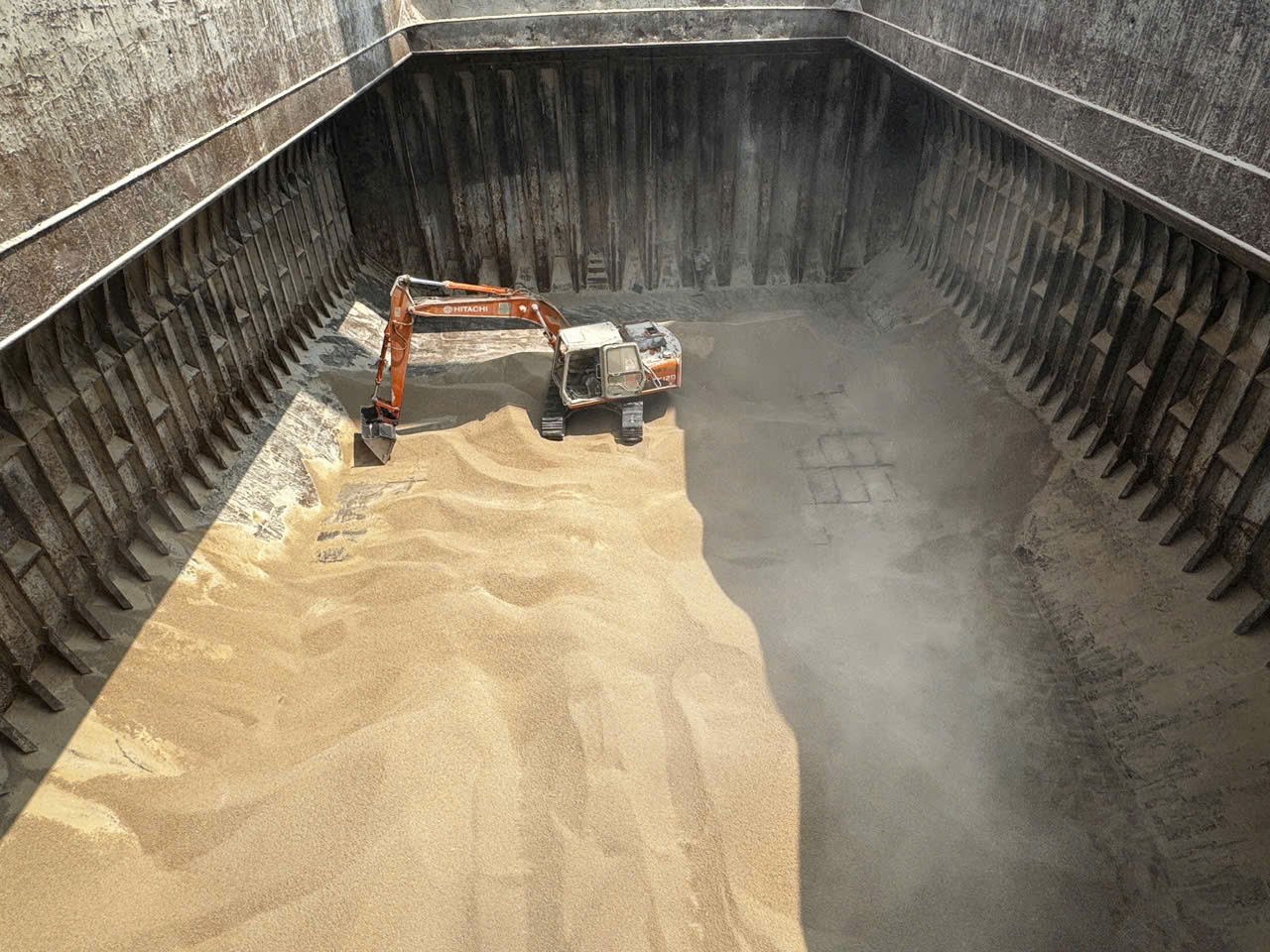 Dunnage material supply for cargo securing