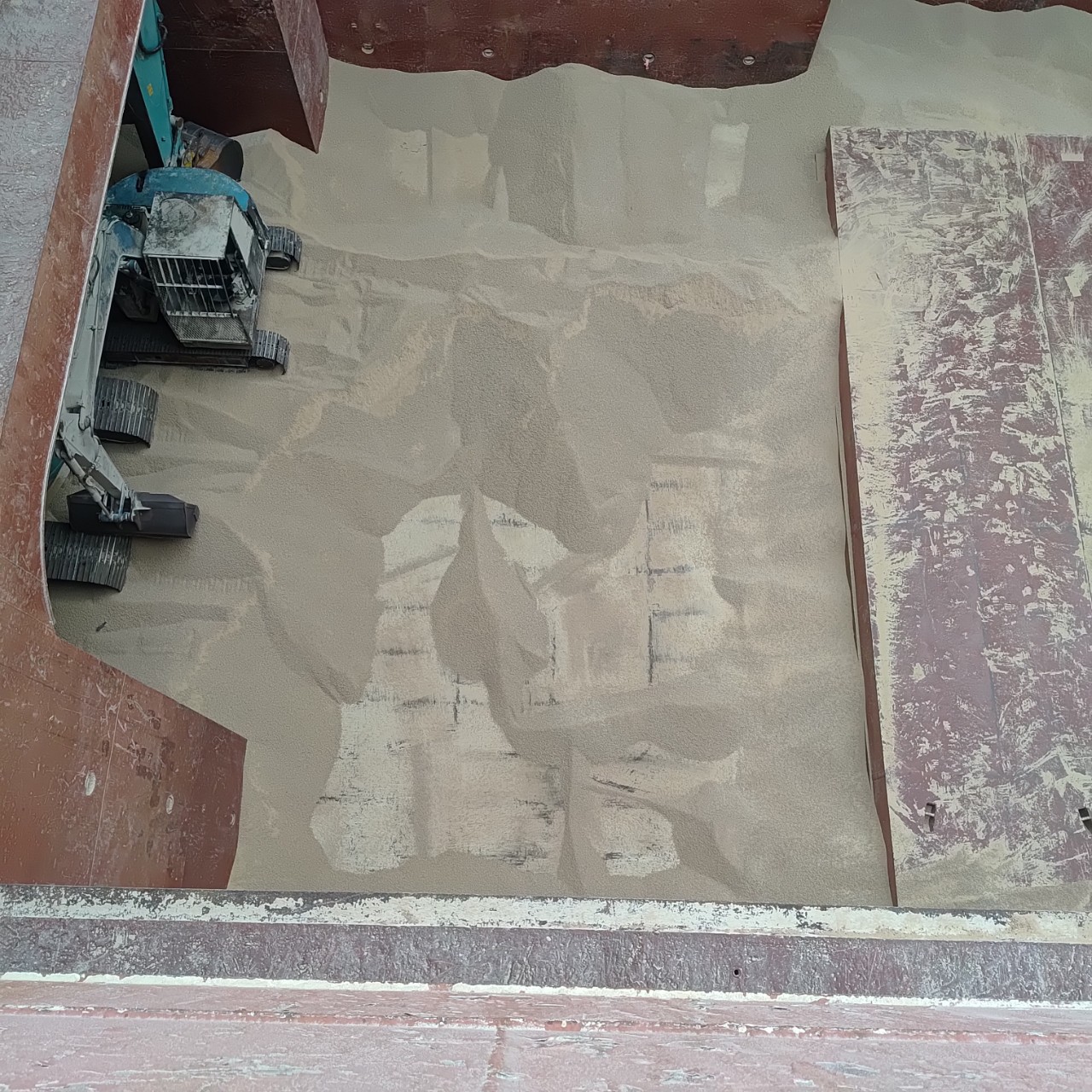 Bulk cargo discharge and hold operation