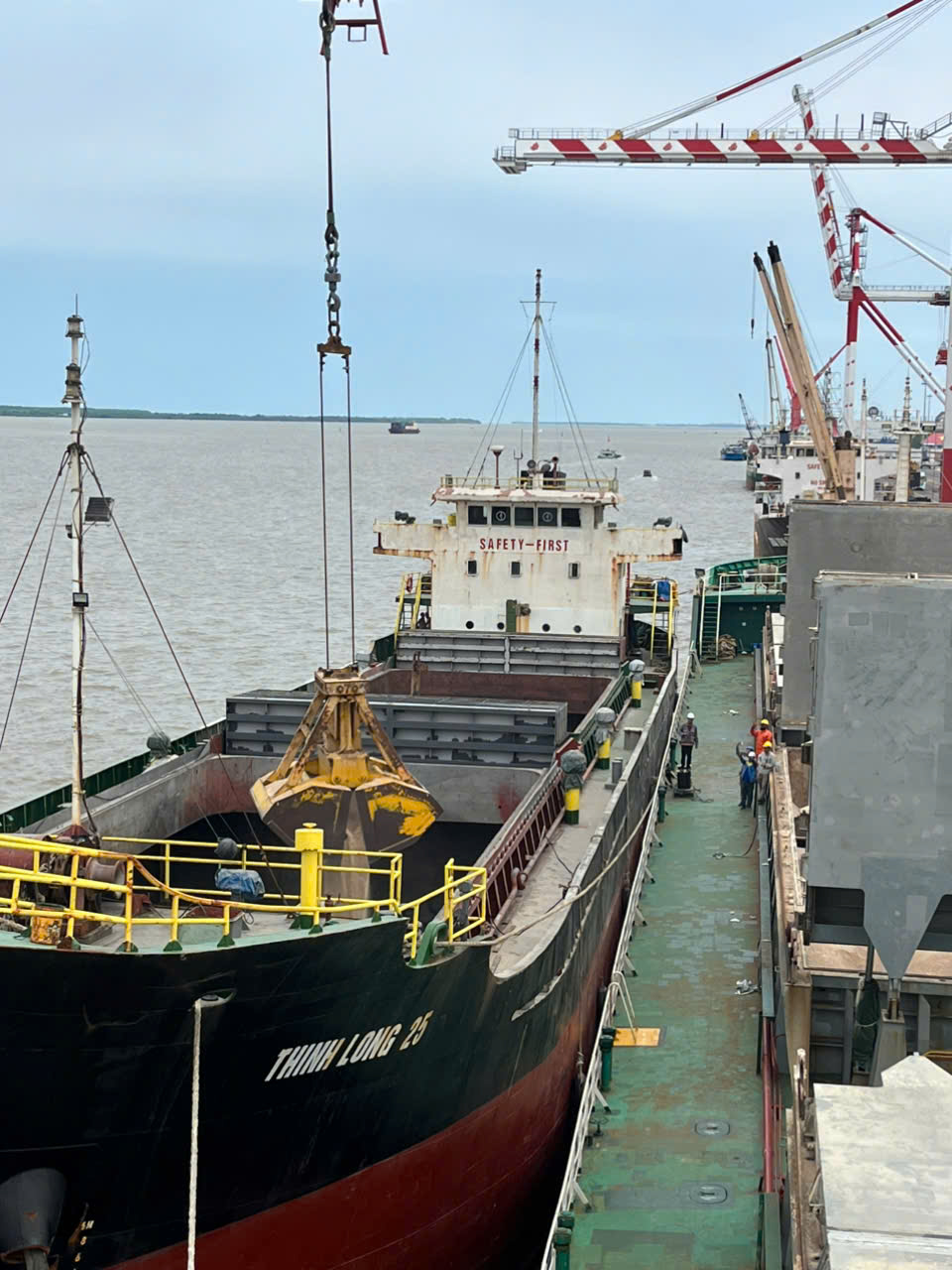 Port-side coordination for vessel arrival and departure