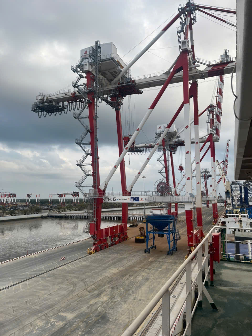 Port crane and vessel handling operation